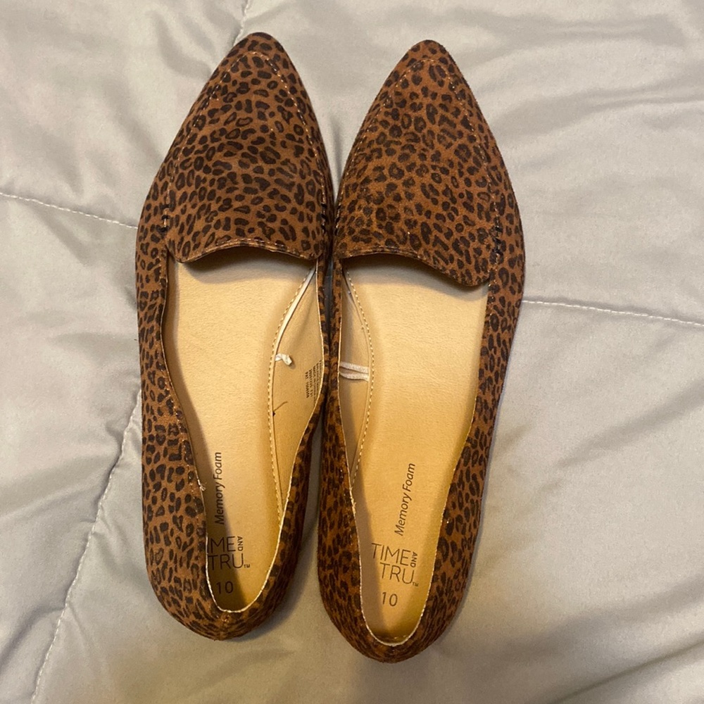 Cheetah Pointed toe memory foam dress shoes flats